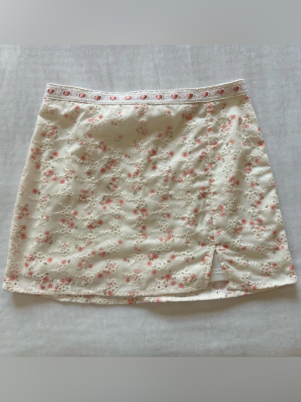 altar’d states floral eyelet mini skirt w dainty slit / size small